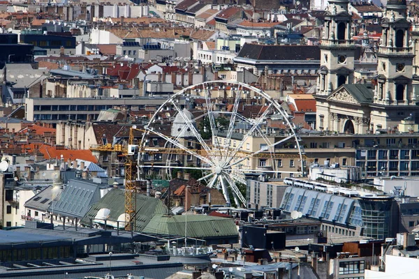 Gellrt tepeden tuna ve Budapeşte, Macaristan'ın başkenti görülebilir. 