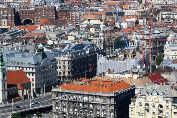Gellrt tepeden tuna ve Budapeşte, Macaristan'ın başkenti görülebilir. 