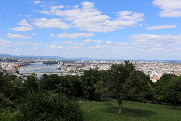 Gellrt tepeden tuna ve Budapeşte, Macaristan'ın başkenti görülebilir. 