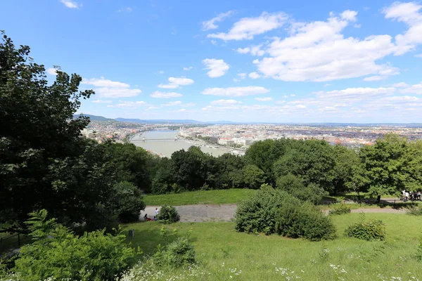 Gellrt tepeden tuna ve Budapeşte, Macaristan'ın başkenti görülebilir. 