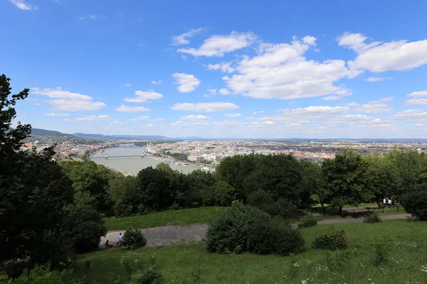 Gellrt tepeden tuna ve Budapeşte, Macaristan'ın başkenti görülebilir. 