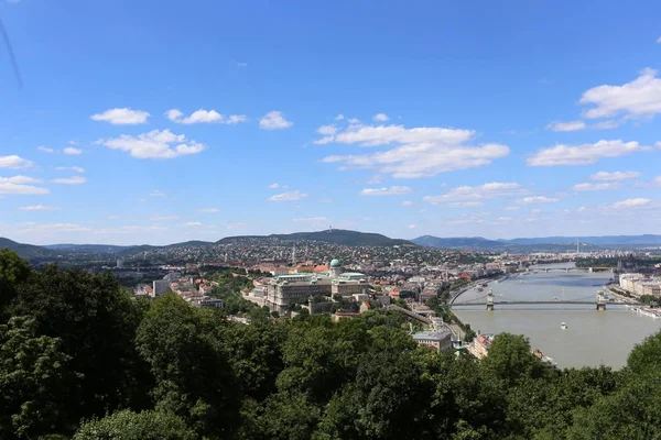 Gellrt tepeden tuna ve Budapeşte, Macaristan'ın başkenti görülebilir. 