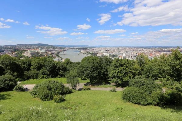 Gellrt tepeden tuna ve Budapeşte, Macaristan'ın başkenti görülebilir. 