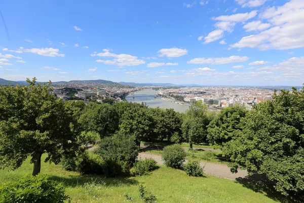 Gellrt tepeden tuna ve Budapeşte, Macaristan'ın başkenti görülebilir. 