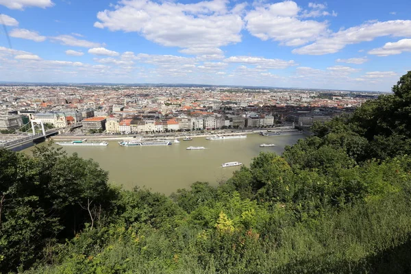 Gellrt tepeden tuna ve Budapeşte, Macaristan'ın başkenti görülebilir. 
