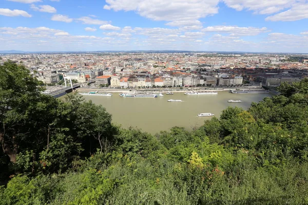 Gellrt tepeden tuna ve Budapeşte, Macaristan'ın başkenti görülebilir. 