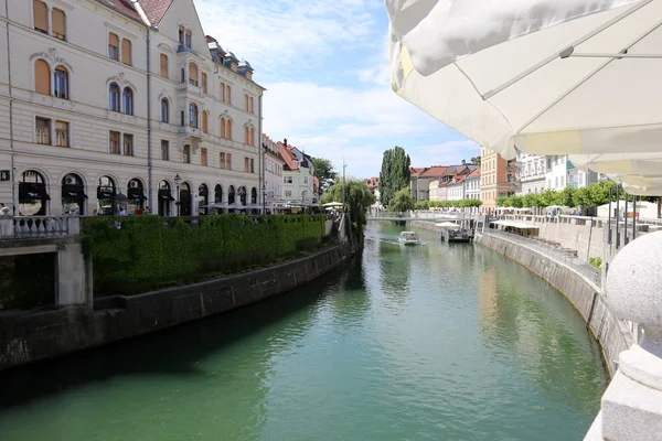 リュブリャニツァ川がリュブリャナ スロベニアの首都の中心部を流れる — ストック写真