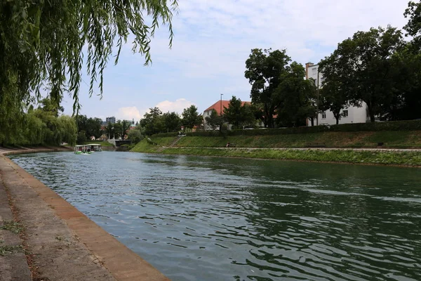 Ljubljanica 河流经斯洛文尼亚首都卢布尔雅那中心 — 图库照片