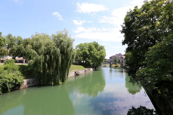 류블랴나 슬로베니아의 수도의 센터를 Ljubljanica 흐른다 — 스톡 사진