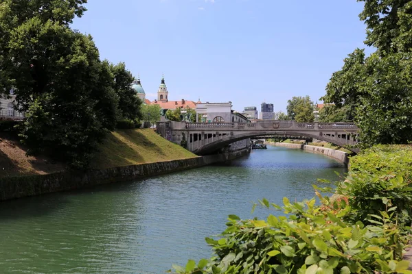 Protéká Řeka Lublanice Centru Lublaně Hlavního Města Slovinska — Stock fotografie