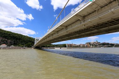 Budapeşte Macaristan, Tuna Nehri kıyısında bir şehir başkentidir 