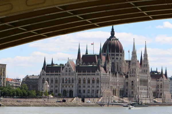 Budapeşte Macaristan, Tuna Nehri kıyısında bir şehir başkentidir 