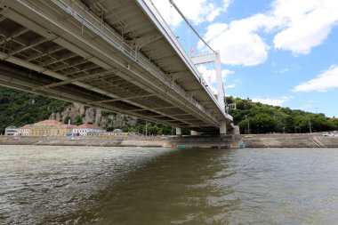 Budapeşte Macaristan, Tuna Nehri kıyısında bir şehir başkentidir 