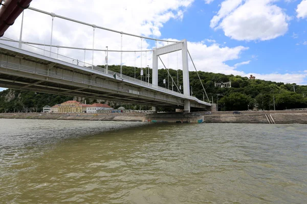 Budapeşte Macaristan, Tuna Nehri kıyısında bir şehir başkentidir 