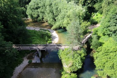 Alpler Slovenya Triglav Ulusal Parkı'nın eteklerinde bir dağ Gölü kıyısında 