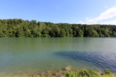 Alpler Slovenya Triglav Ulusal Parkı'nın eteklerinde bir dağ Gölü kıyısında 