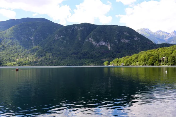 Orilla Lago Montaña Los Pies Los Alpes Parque Nacional Triglav —  Fotos de Stock