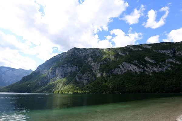 Orilla Lago Montaña Los Pies Los Alpes Parque Nacional Triglav —  Fotos de Stock