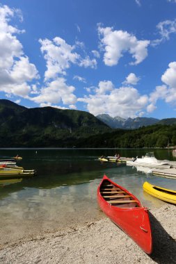 Alpler Slovenya Triglav Ulusal Parkı'nın eteklerinde bir dağ Gölü kıyısında 
