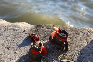 Tuna - soykırım kurbanları anısına bir anıt dolgu üzerinde ayakkabı 