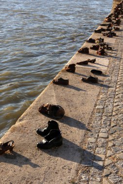 Tuna - soykırım kurbanları anısına bir anıt dolgu üzerinde ayakkabı 