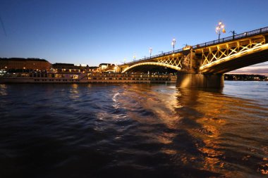 Budapeşte şehir tuna bir teknede akşam walk 