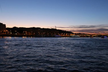 Budapeşte şehir tuna bir teknede akşam walk 