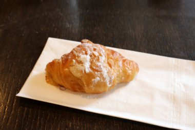 üstünde belgili tanımlık sayaç yalan ve taze ekmek yapım ürünleri satmak 