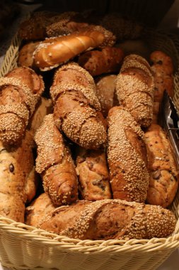 üstünde belgili tanımlık sayaç yalan ve taze ekmek yapım ürünleri satmak 