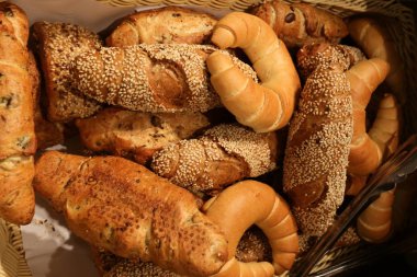 üstünde belgili tanımlık sayaç yalan ve taze ekmek yapım ürünleri satmak 