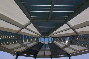 sokaklarda büyük şehir ve doğadaki geometrik figürler 