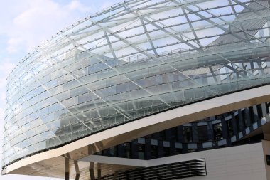 sokaklarda büyük şehir ve doğadaki geometrik figürler 