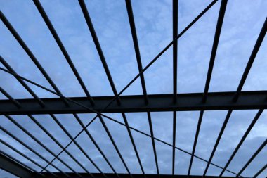 sokaklarda büyük şehir ve doğadaki geometrik figürler 