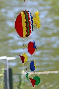 küçük bir balon çit asılı 