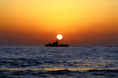 Güneş ufukta oturur ve gün sona erer 