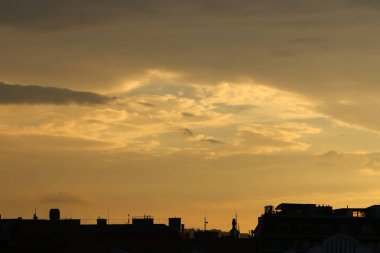 Güneş ufukta oturur ve gün sona erer 