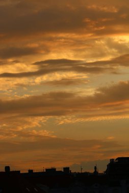 Güneş ufukta oturur ve gün sona erer 