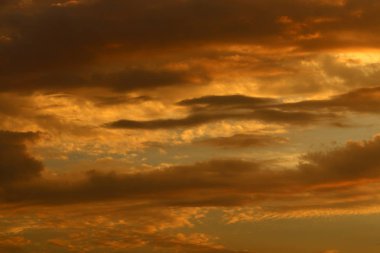 Güneş ufukta oturur ve gün sona erer 