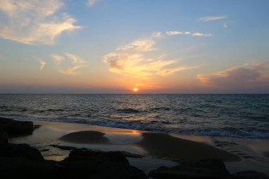 Güneş ufukta oturur ve gün sona erer 