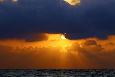 Güneş ufukta oturur ve gün sona erer 