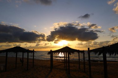 Güneş ufukta oturur ve gün sona erer 