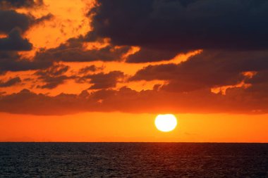 Güneş ufukta oturur ve gün sona erer 