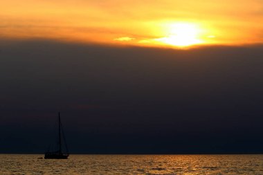 Güneş ufukta oturur ve gün sona erer 