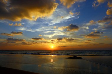 Güneş ufukta oturur ve gün sona erer 