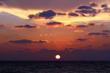 Güneş ufukta oturur ve gün sona erer 