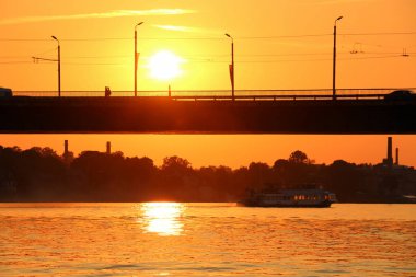 Güneş ufukta oturur ve gün sona erer 