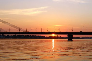 Güneş ufukta oturur ve gün sona erer 