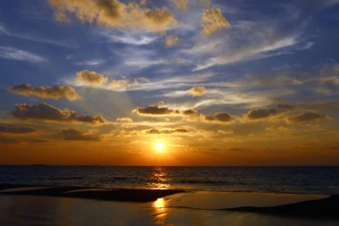 Güneş ufukta oturur ve gün sona erer 