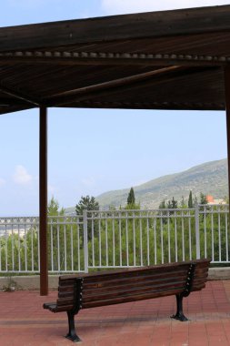 geri kalanı için bir Bank Kuzey İsrail'in açık bir parkta duruyor 