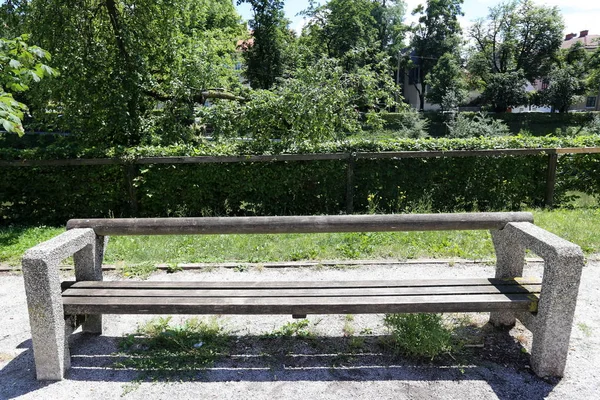 Eine Ruhebank Steht Einem Offenen Park Norden Der Stadt — Stockfoto